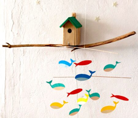 DIY Mobile mit Fischen in leuchtend bunten Farben // HIMBEER