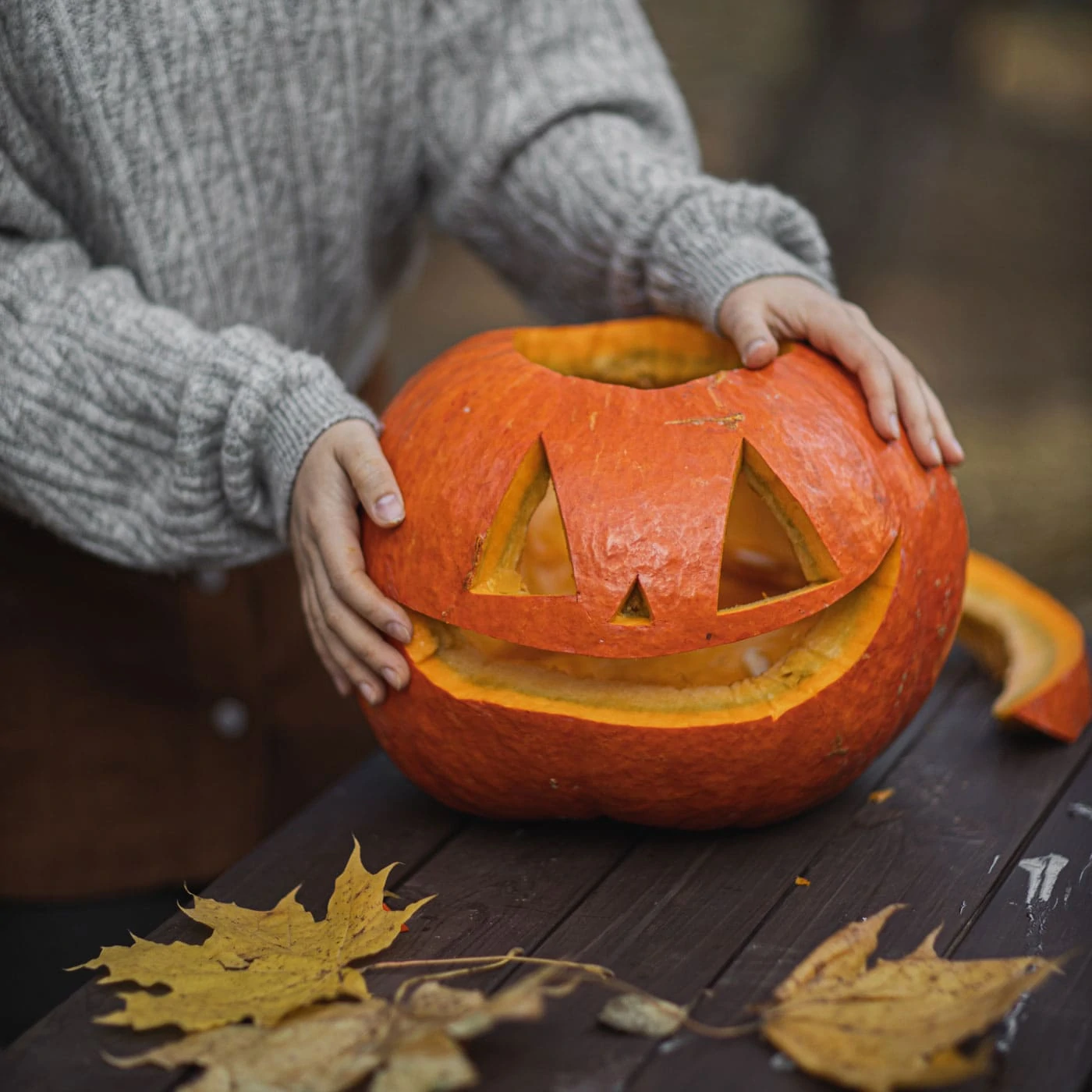 Halloween-Herbstwochenende mit Kindern: Halloween-Kürbis aushöhlen // HIMBEER
