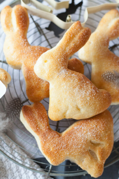 Rezept zu Ostern: Osterhasen aus Quark-Öl-Teig – süße Osterhäschen backen // HIMBEER