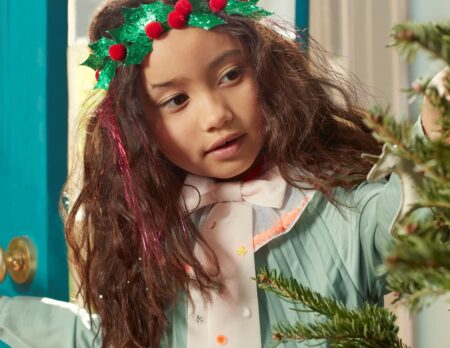 Nikolaus-Geschenke für Kinder: Baumschmuck – Mädchen am Weihnachtsbaum // HIMBEER