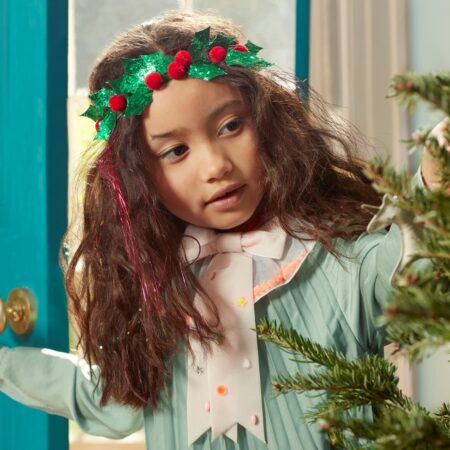 Nikolaus-Geschenke für Kinder: Baumschmuck – Mädchen am Weihnachtsbaum // HIMBEER