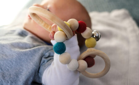 DIY-Geschenk für Babys: Greifling mit Filzkugeln selbst machen // HIMBEER