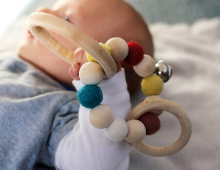 DIY-Geschenk für Babys: Greifling mit Filzkugeln selbst machen // HIMBEER