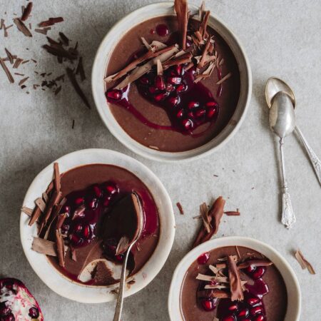 Schokoladen-Panacotta mit Granatapfel // HIMBEER