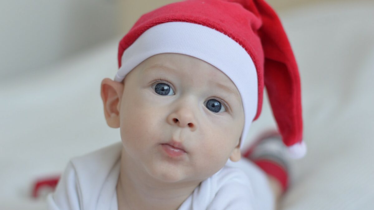 Tipps für guten Kinderschlaf, Baby mit Weihnachtsmütze // HIMBEER