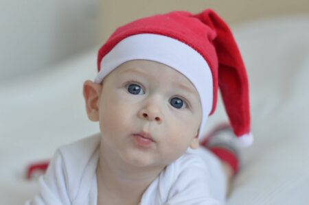 Tipps für guten Kinderschlaf, Baby mit Weihnachtsmütze // HIMBEER