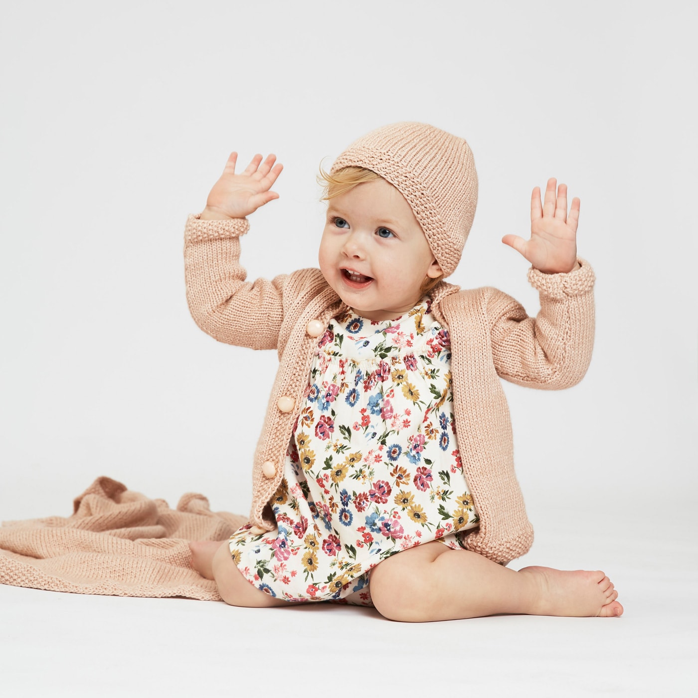 Babyoutfit mit Babydecke, Babymütze und Babyjacke in einem Look stricken // HIMBEER