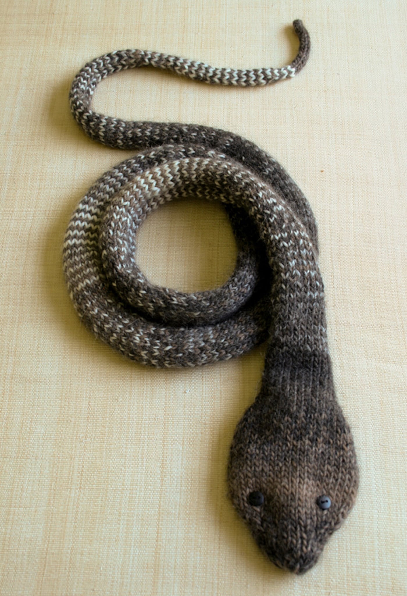 Strickschlange aus Wolle // HIMBEER