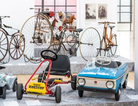 Ausstellung Mobile Kinderwelten im Deutschen Museum Verkehrszentrum in München: Kettcar // HIMBEER