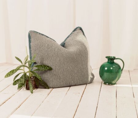 DIY-Wohnaccessoire: Gestricktes Bodenkissen // HIMBEER
