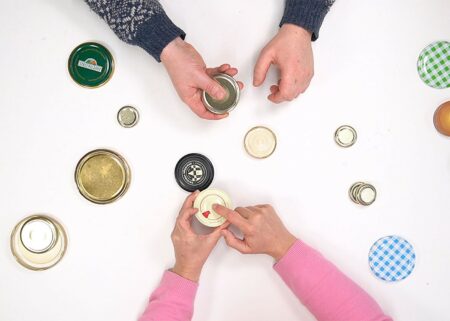 Die Geräuschesammler: Online-Projekt für Kinder – Mit Deckeln Musik machen // HIMBEER