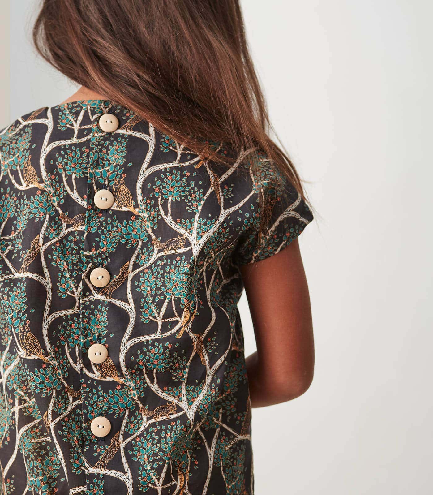 DIY: Nachhaltige Kindermode – luftiges Shirt mit Knopfleiste für Kinder selber nähen // HIMBEER