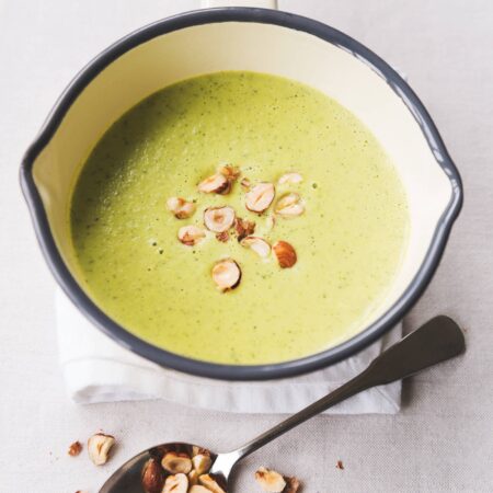 Zucchini-Cremesuppe mit Haselnüssen // HIMBEER