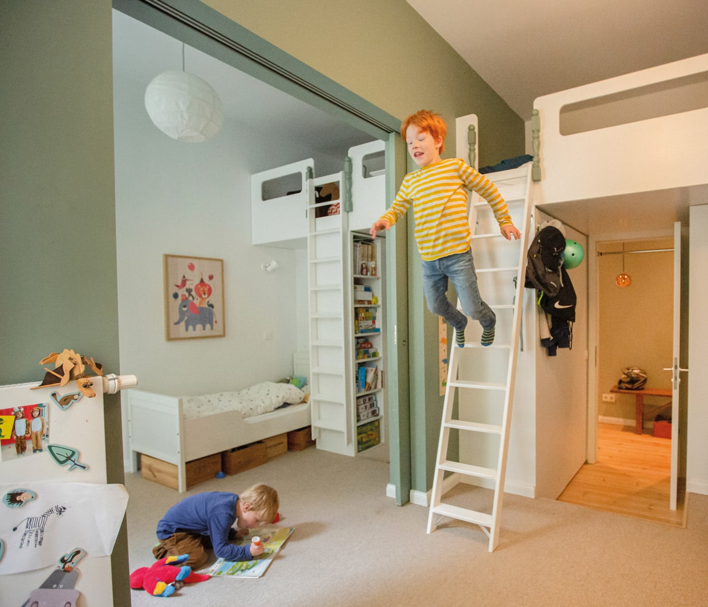 Umbau der Familienwohnung: Einbauten im Kinderzimmer // HIMBEER