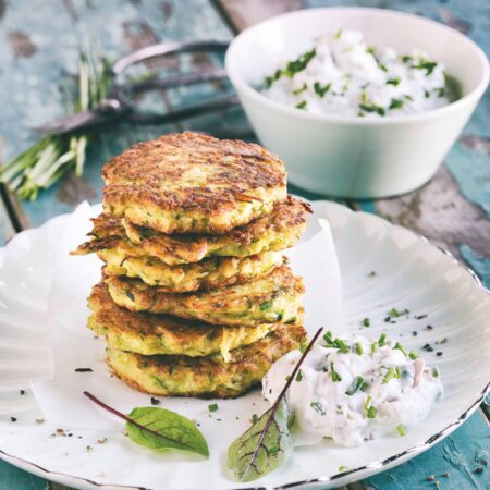 Rezepte für Familien: Zucchini-Kartoffel-Puffer mit Schnittlauch-Quark // HIMBEER