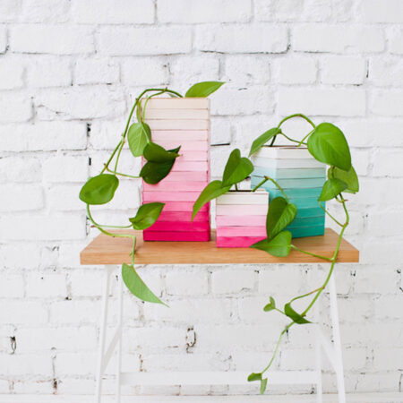 Tolles DIY-Projekt für den Sommer mit Kindern: Vase aus Eisstielen basteln // HIMBEER