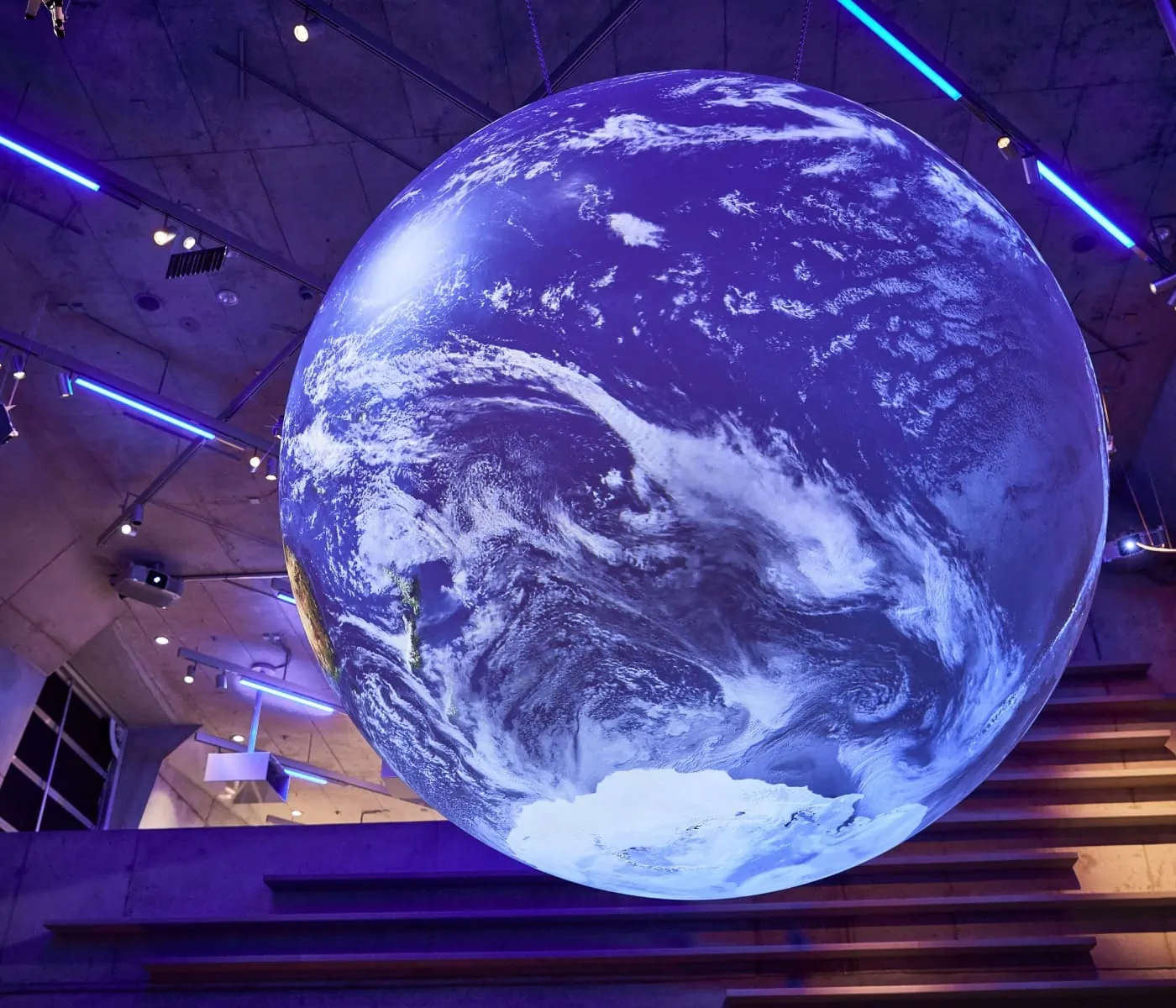 Zukunftsmuseum: Der Globus im Deutschen Museum Nürnberg kann mit Klimadaten bespielt werden // HIMBEER