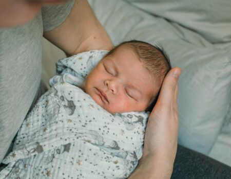 Bilder einer Geburt: friedliches Baby // HIMBEER