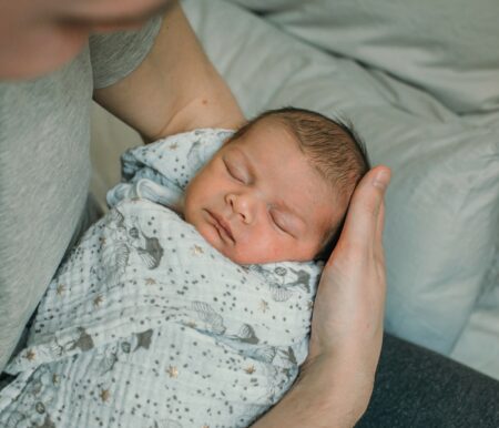 Bilder einer Geburt: friedliches Baby // HIMBEER