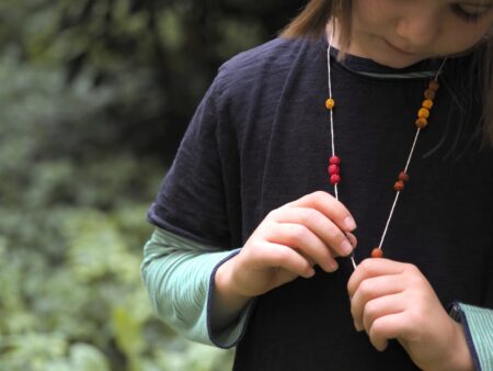Herbstliche Beerenkette – DIY-Idee für Kinder zum Basteln mit Naturmaterialien // HIMBEER