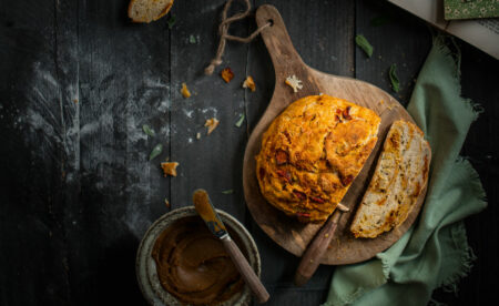 fluffiges Kürbis-Salbei-Brot mit Kürbisbutter // HIMBEER