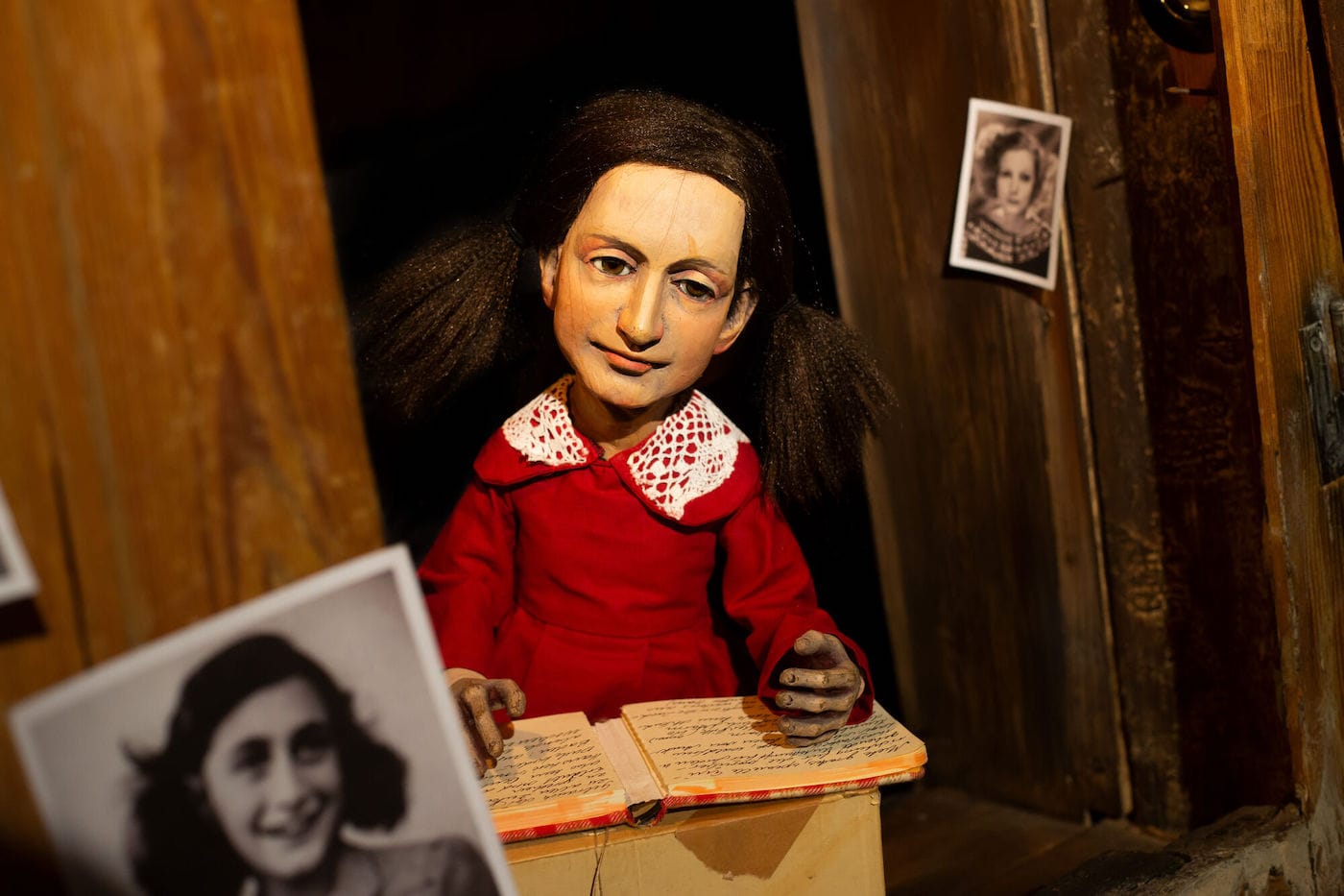 Das Figurentheater Forum München präsentiert das Stück Anne Frank // HIMBEER