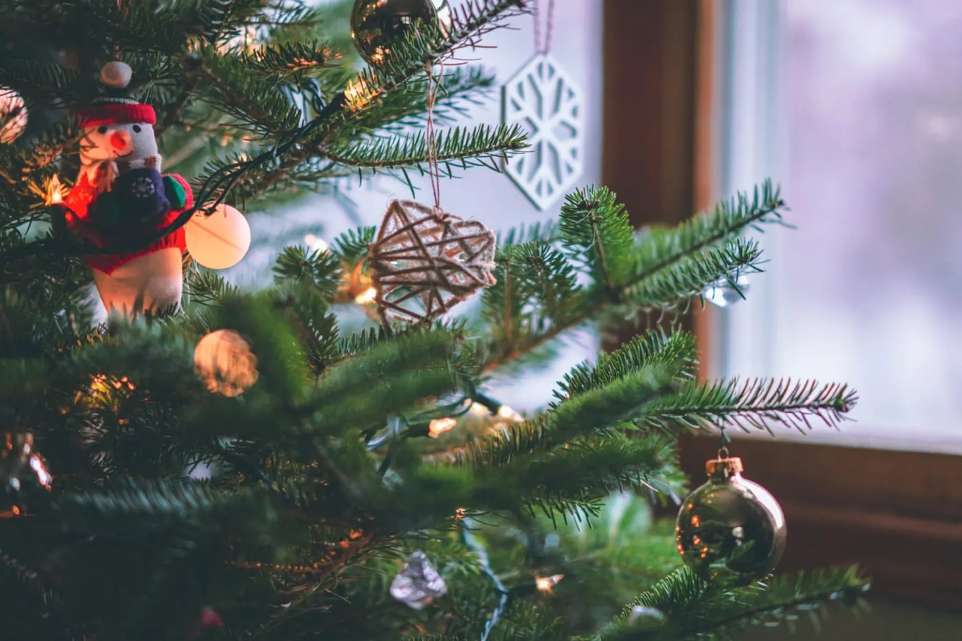 Zauberhafte Weihnacht mit geschmücktem Baum // HIMBEER