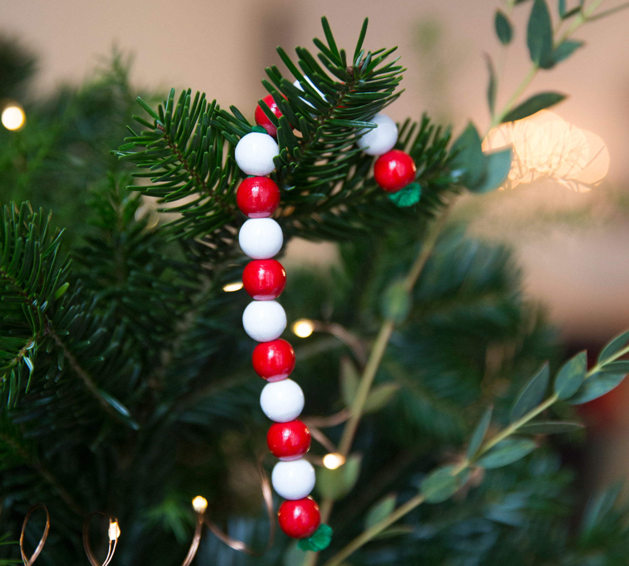 Mit Kinder basteln: DIY-Alibi-Zuckerstangen als Weihnachtsbaum-Deko // HIMBEER