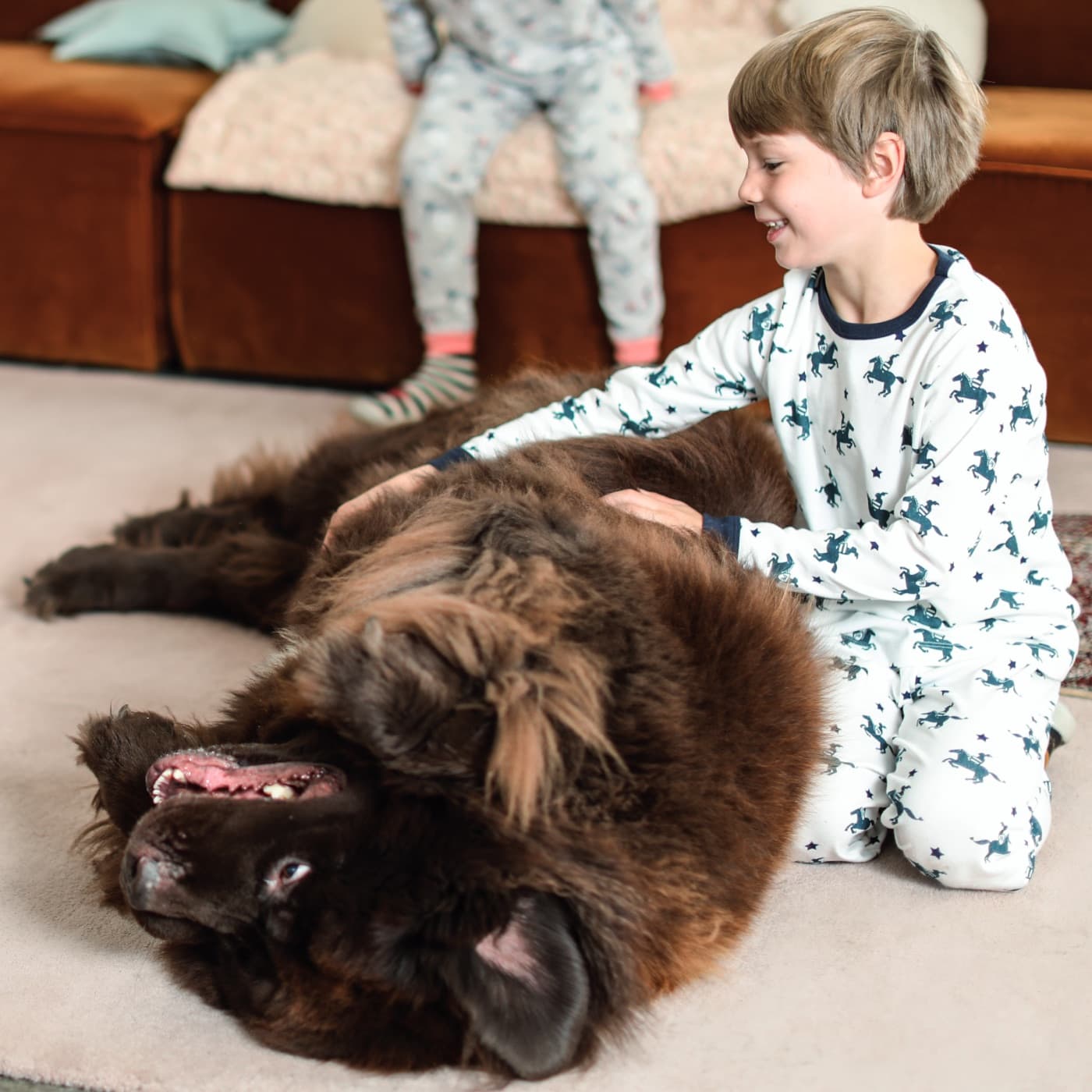 Kinder und ihre Haustiere: Finn mit Neufundländer-Hündin Ginger // HIMBEER