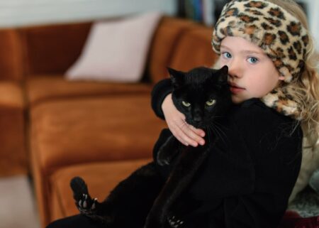Kinder und ihre Haustiere: Merle mit Kater Fritz // HIMBEER