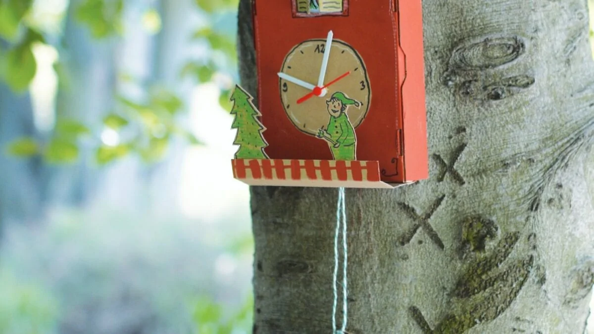 DIY-Pojekt mit Kindern: Funktionierende Kuckucksuhr aus Karton basteln // HIMBEER