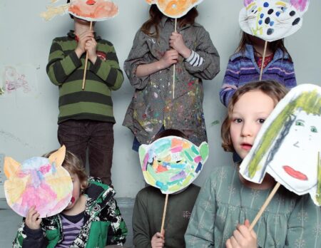 DIY-Idee: Kinder basteln Masken aus Papptellern // HIMBEER