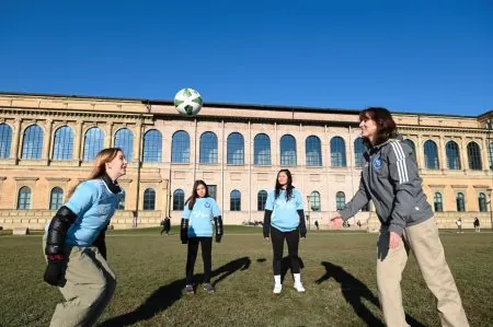 Mädchen an den Ball – Neuer Standort vor der Alten Pinakothek // HIMBEER