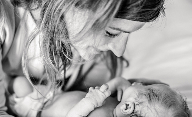 Babyfotos – wie sie gelingen, Tipps von der Familienfotografin Leni Moretti // HIMBEER