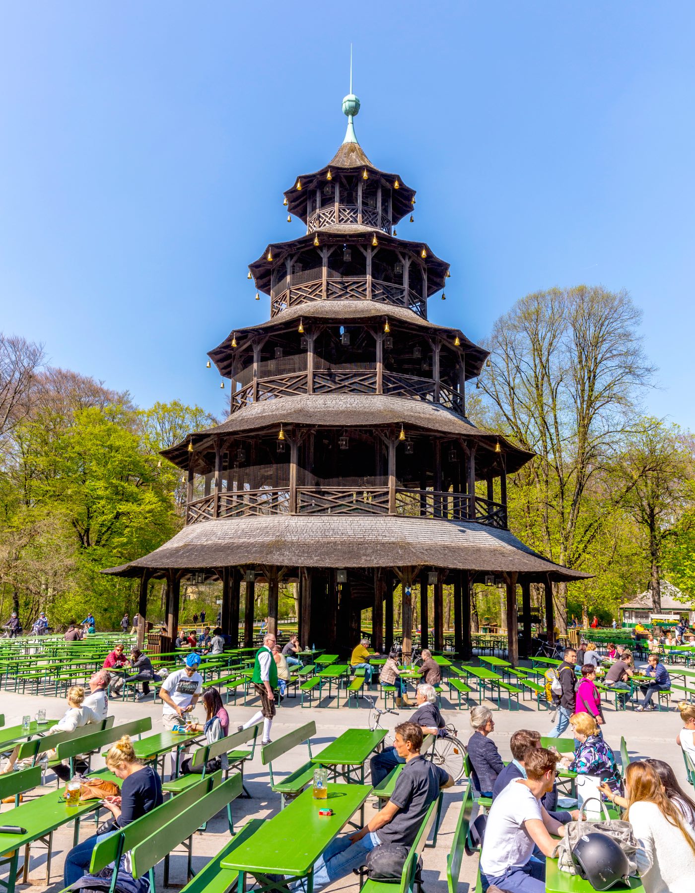 Biergarten am Chinesischen Turm im Englischen Garten in München // HIMBEER