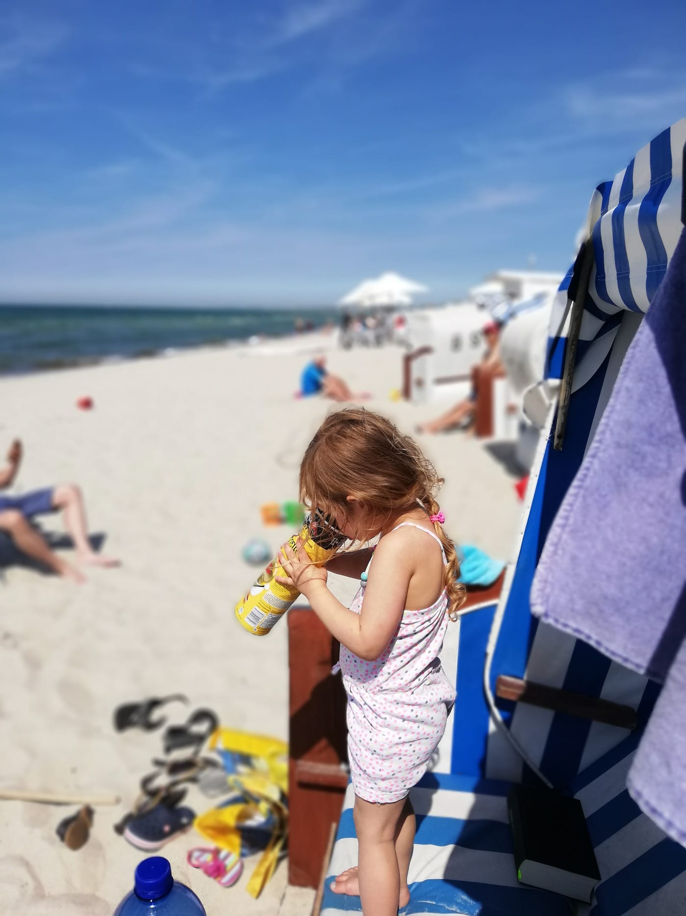 Urlaub an der Ostsee: Glückliches Kind am Strand // HIMBEER