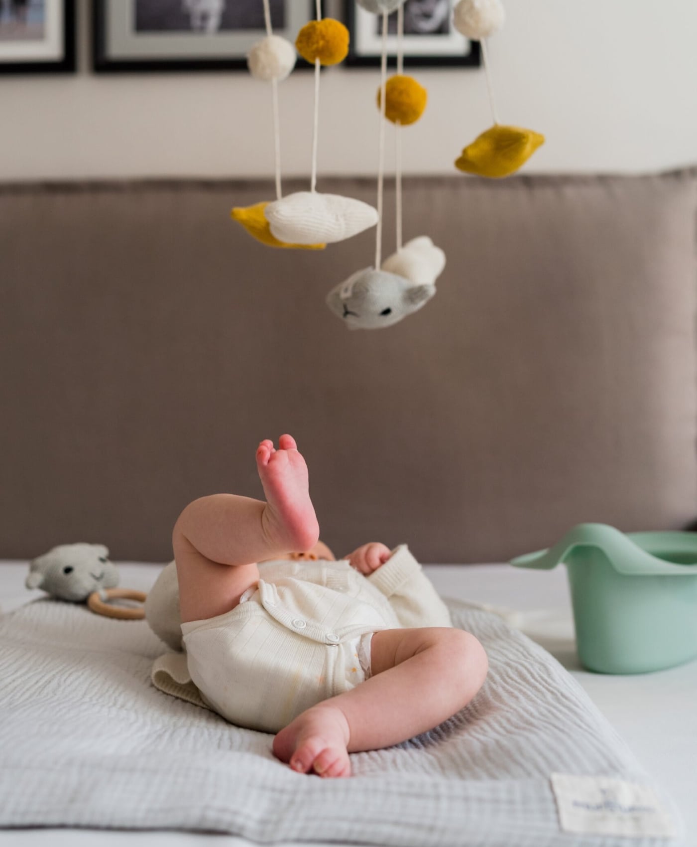 Abhaltetöpfchen und Mobile für Baby am Wickeltisch // HIMBEER