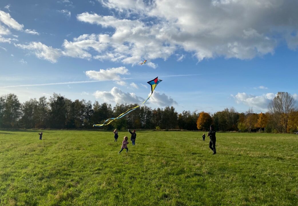 Drachen steigen lassen mit Kindern in Münchnens Parks // HIMBEER