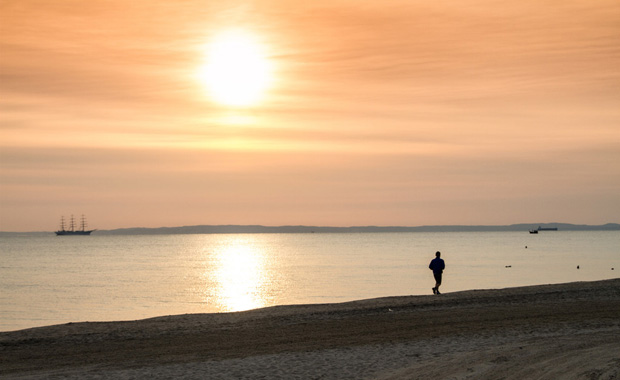Joggen am Strand beim Sonnenuntergang aus Usedom // HIMBEER