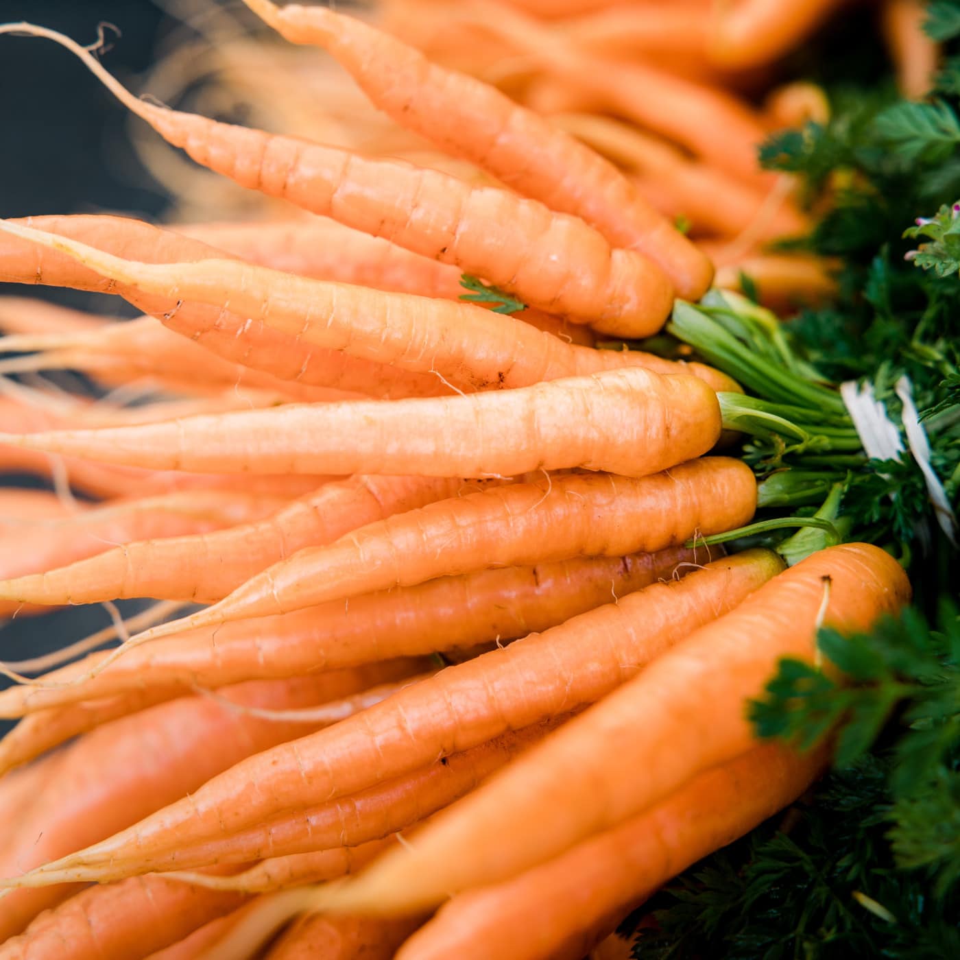 Karotten für die Erbsen-Karotten-Quiche mit Dill und Minze // HIMBEER