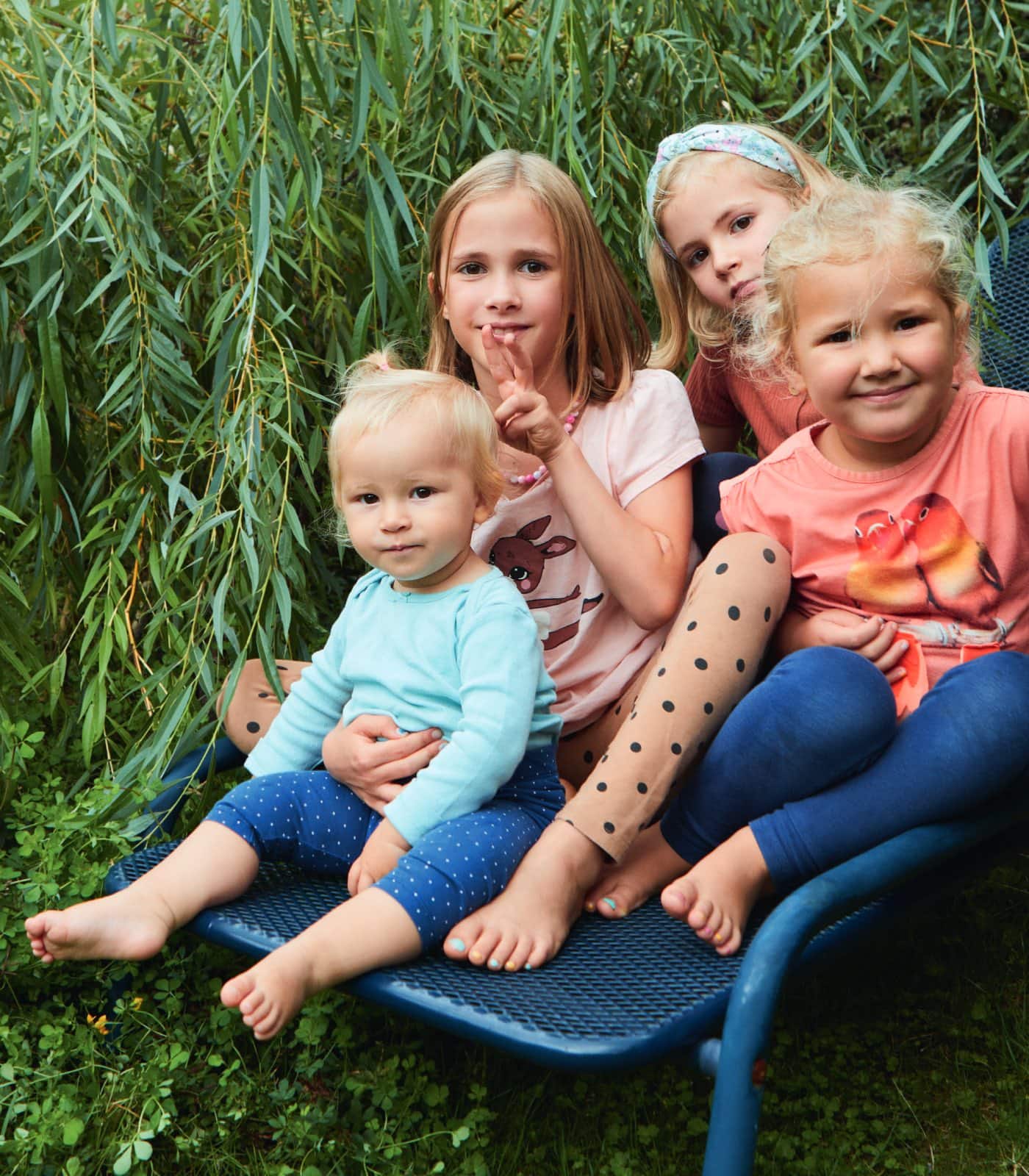 Geschwisterkinder im Garten: Vier Schwestern unter 8 Jahren // HIMBEER