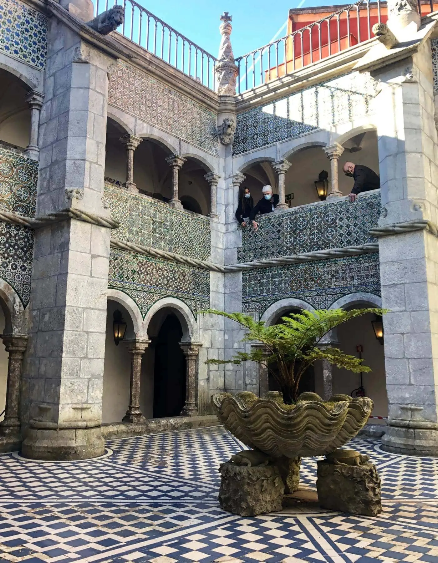 Innenhof im Schloss – Sintra in Portugal // HIMBEER