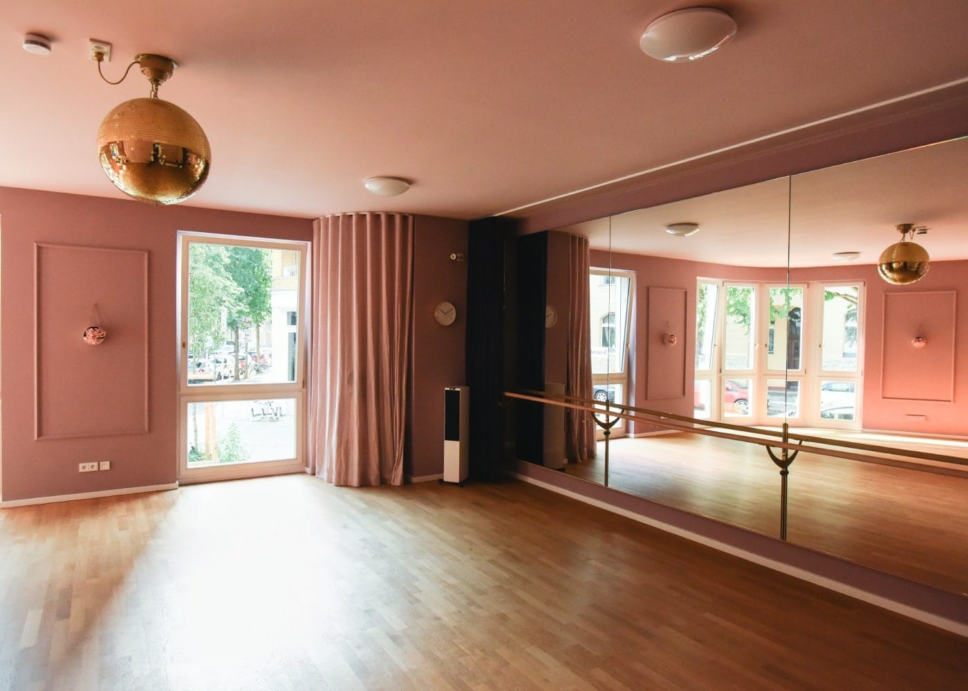 Schön gestaltete Räumlichkeiten wie im Berliner GLÜCKSMAMA Studio tragen zum Wohlgefühl bei // HIMBEER