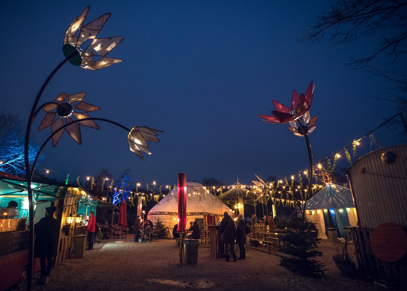 Weihnachtswochenende 2022: Weihnachtsmarkt in München. Winterzauber am Café Gans am Wasser im Westpark // HIMBEER