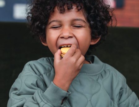 Genuss am Essen – gesunde Kinderernährung: Ricky mit Macaron // HIMBEER