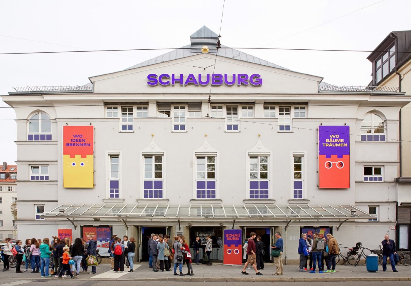 Premieren im Winter: Schauburg München von außen // HIMBEER