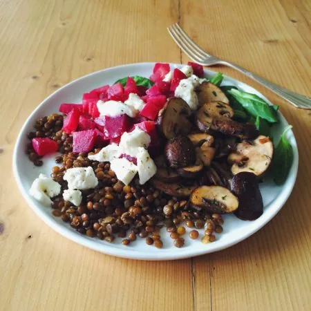 Wintersalat mit Linsen und roter Beet // HIMBEER