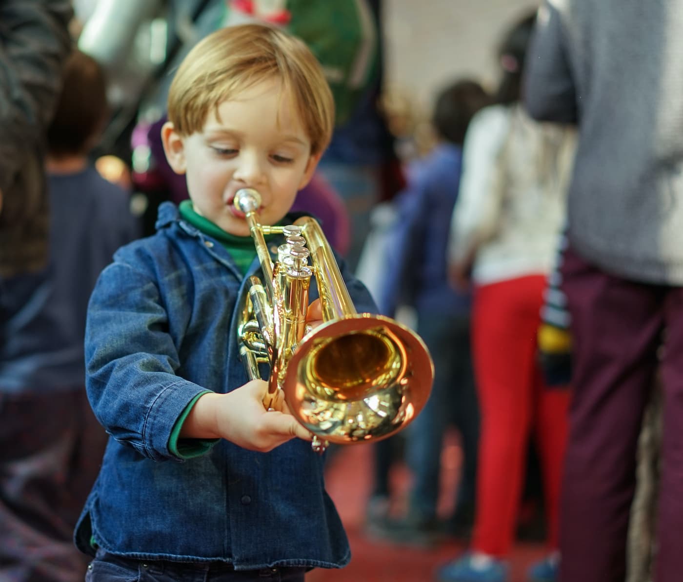 Junge mit Trompete: Der Gasteig brummt 2023 Musik für Kinder in München // HIMBEER