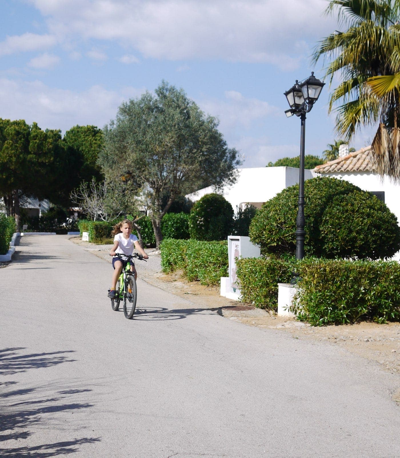 Die Kinder können sich frei bewegen in der Ferienhausanlage an der Algarve // HIMBEER