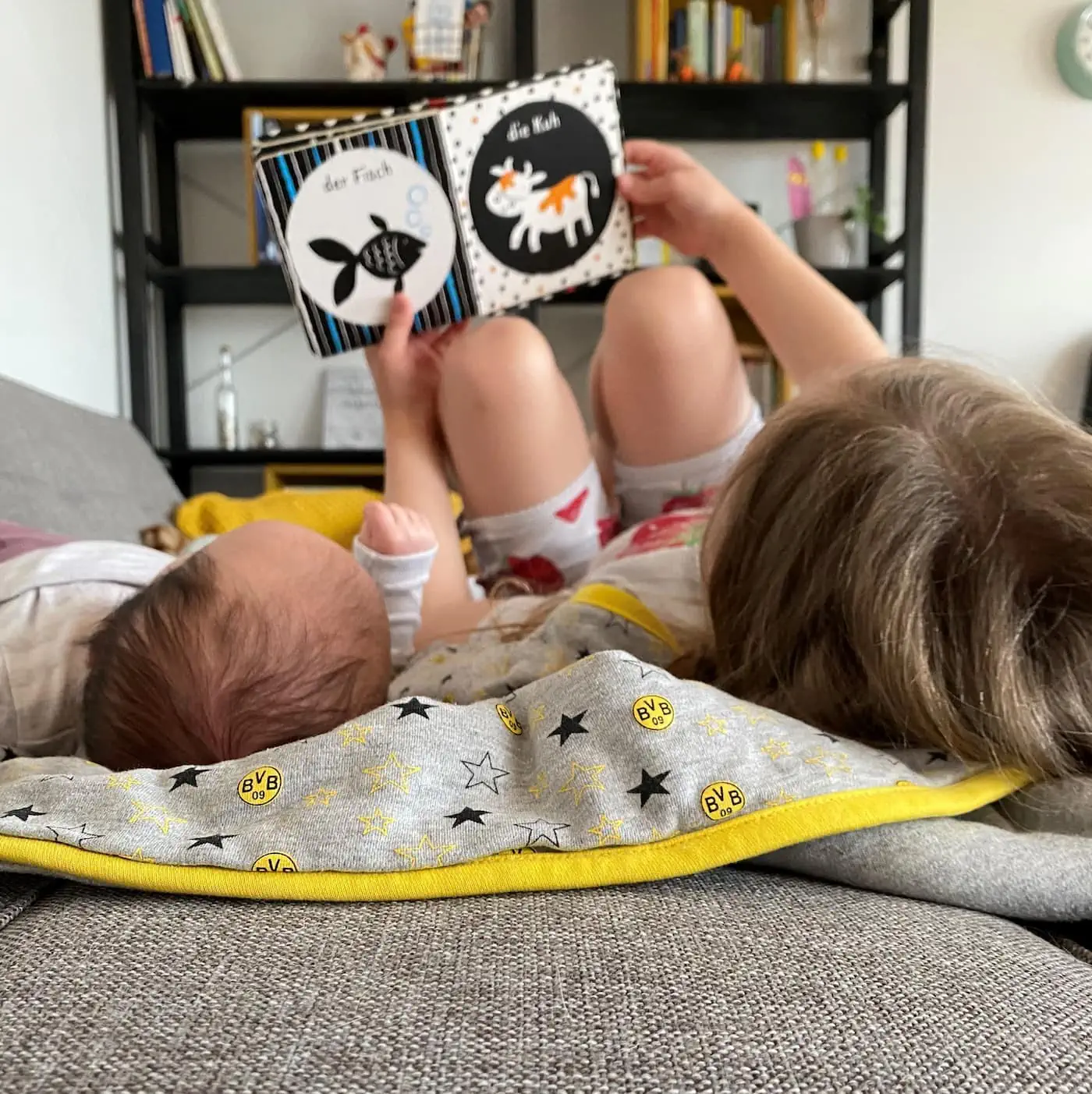 Kind und Baby lesen im Liegen: Mein Minimorgen vom Radio Feierwerk von und für Kinder // HIMBEER